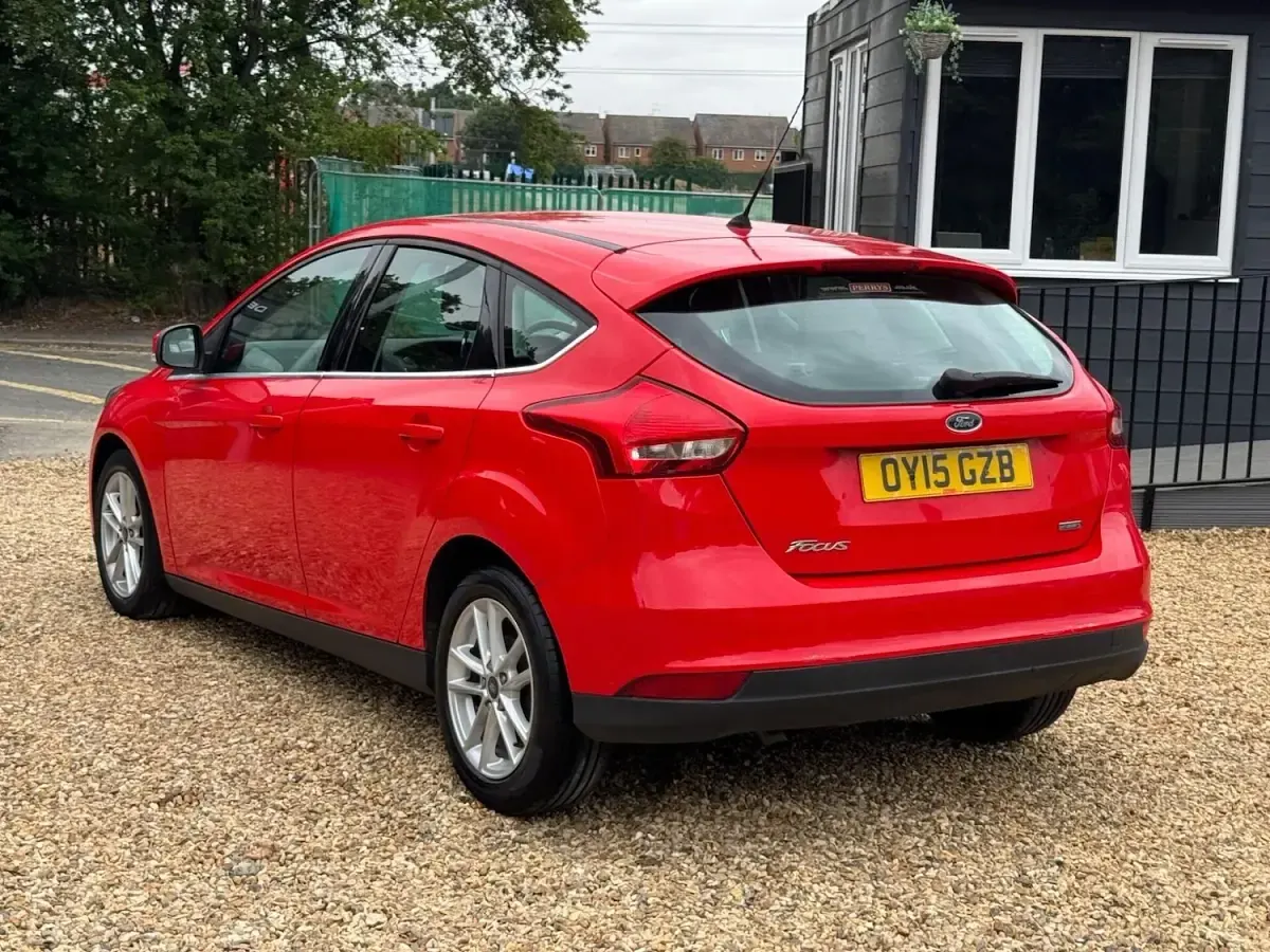 Used Ford Focus Zetec 125 HP (91 kW) 2015 Red Hatchback