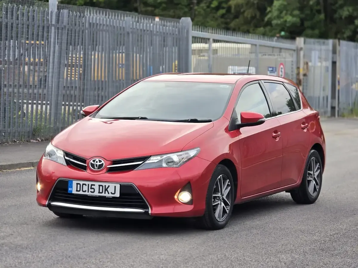 Used Toyota Auris 90 HP (66 kW) 2015 Red Hatchback