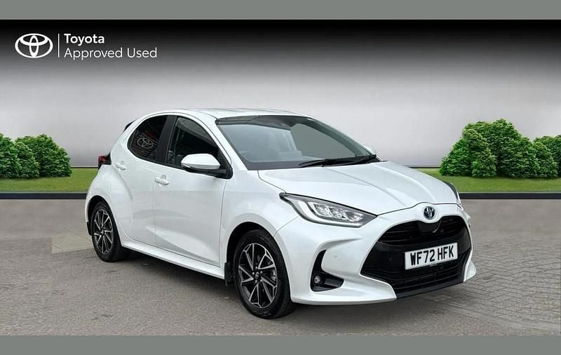 Platinum white pearl Used 2022 Toyota Yaris Hybrid Design Hatchback | £17,490 (Super price) - Image 1/2