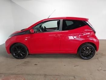 Usado Toyota Aygo x-style 68 HP (50 kW) 2017 Vermelho Citadino