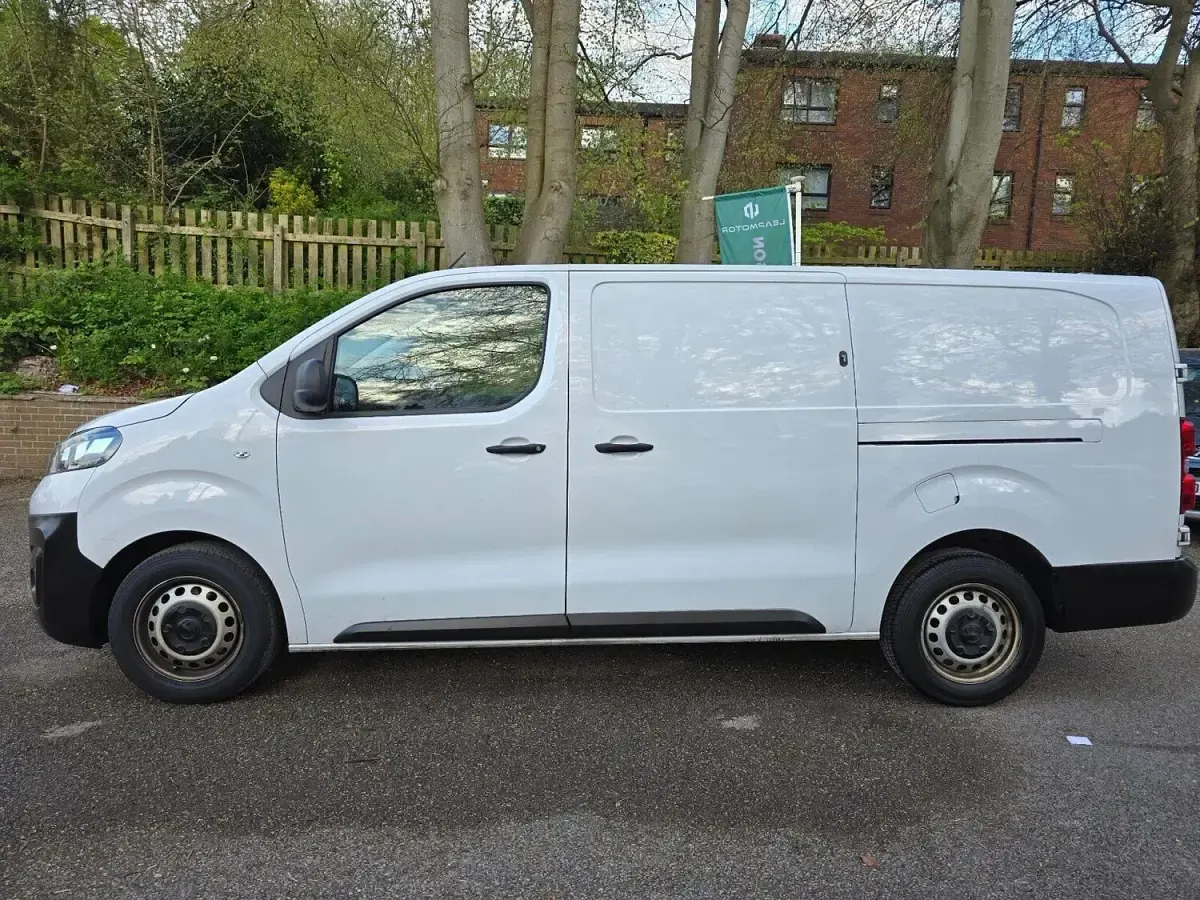Used Vauxhall Vivaro S 100 HP (73 kW) 2022 White MPV