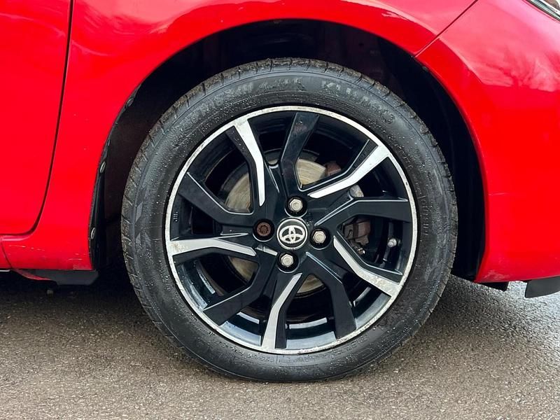 Used Toyota Yaris Design 99 HP (72 kW) 2017 Red Hatchback