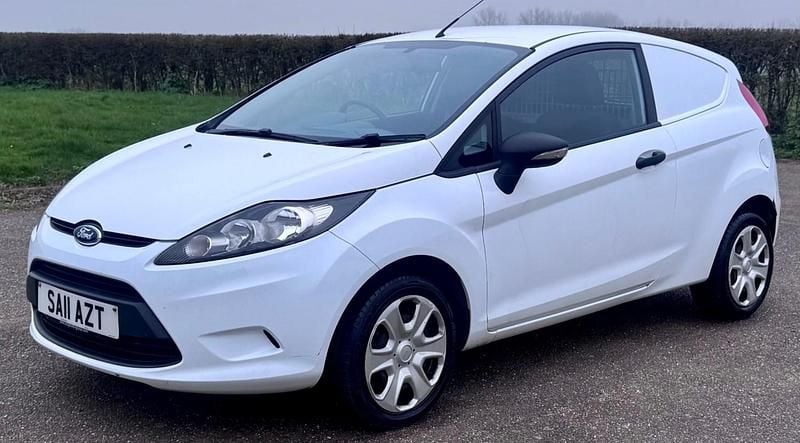 Used Ford Fiesta 70 HP (51 kW) 2011 White Hatchback