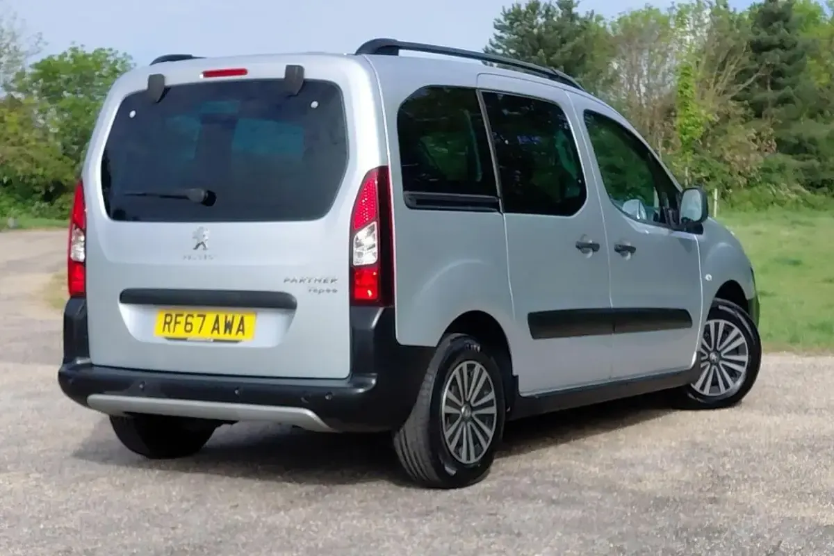 Gebraucht Peugeot TePee Outdoor 98 PS (72 kW) 2018 Grau Van / Kleinbus