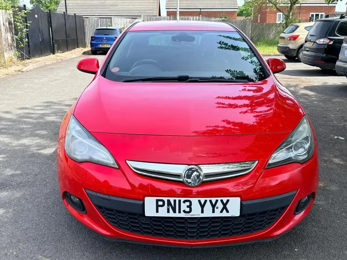 Używany Vauxhall Astra GTC SRi 140 KM (102 kW) 2013 Czerwony Hatchback