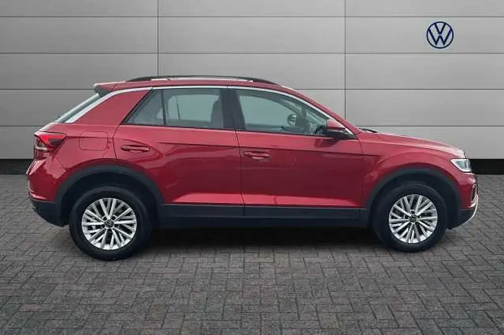 Used VW T-Roc Life 150 HP (110 kW) 2023 Red SUV