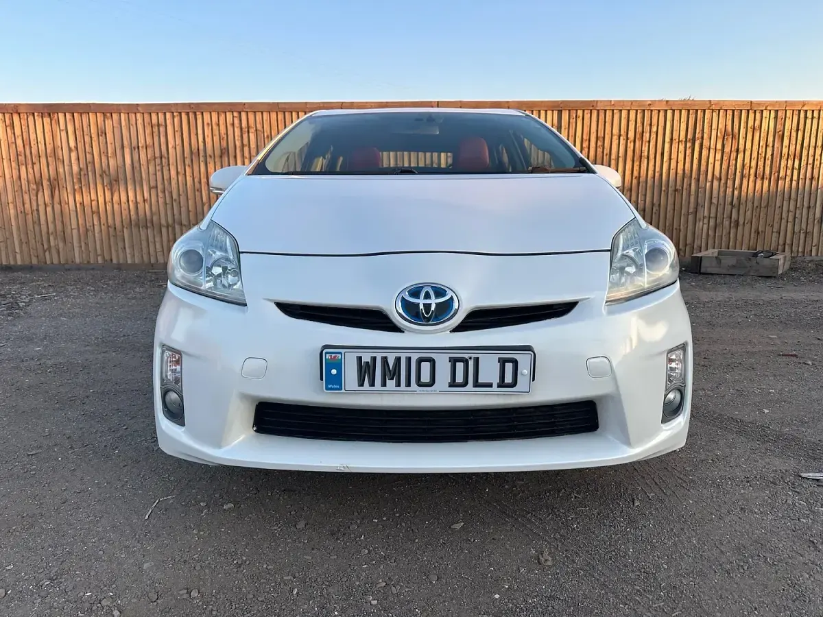 Used Toyota Prius 136 HP (100 kW) 2010 White Hatchback