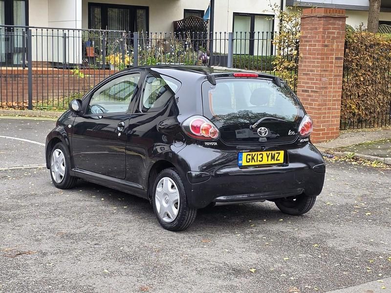 Begagnad Toyota Aygo 68 HK (50 kW) 2013 Svart Halvkombi