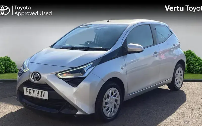 Used Toyota Aygo X-play 72 HP (52 kW) 2021 Silver splash (metallic paint) Hatchback