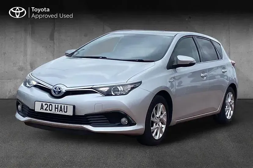 Used Toyota Auris Hybrid Business Edition 136 HP (100 kW) 2016 Silver Hatchback
