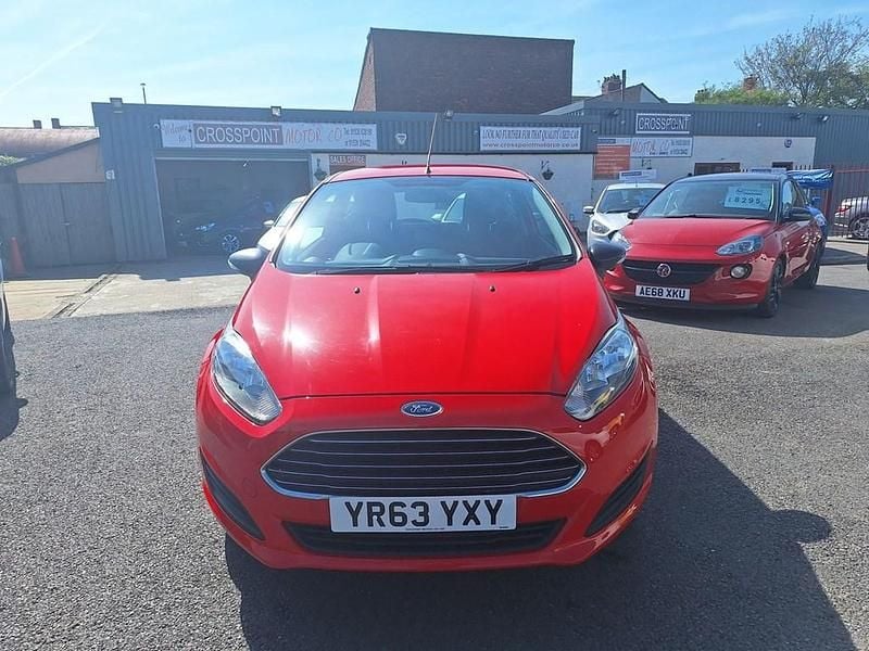 Used Ford Fiesta Studio 82 HP (60 kW) 2014 Red Hatchback