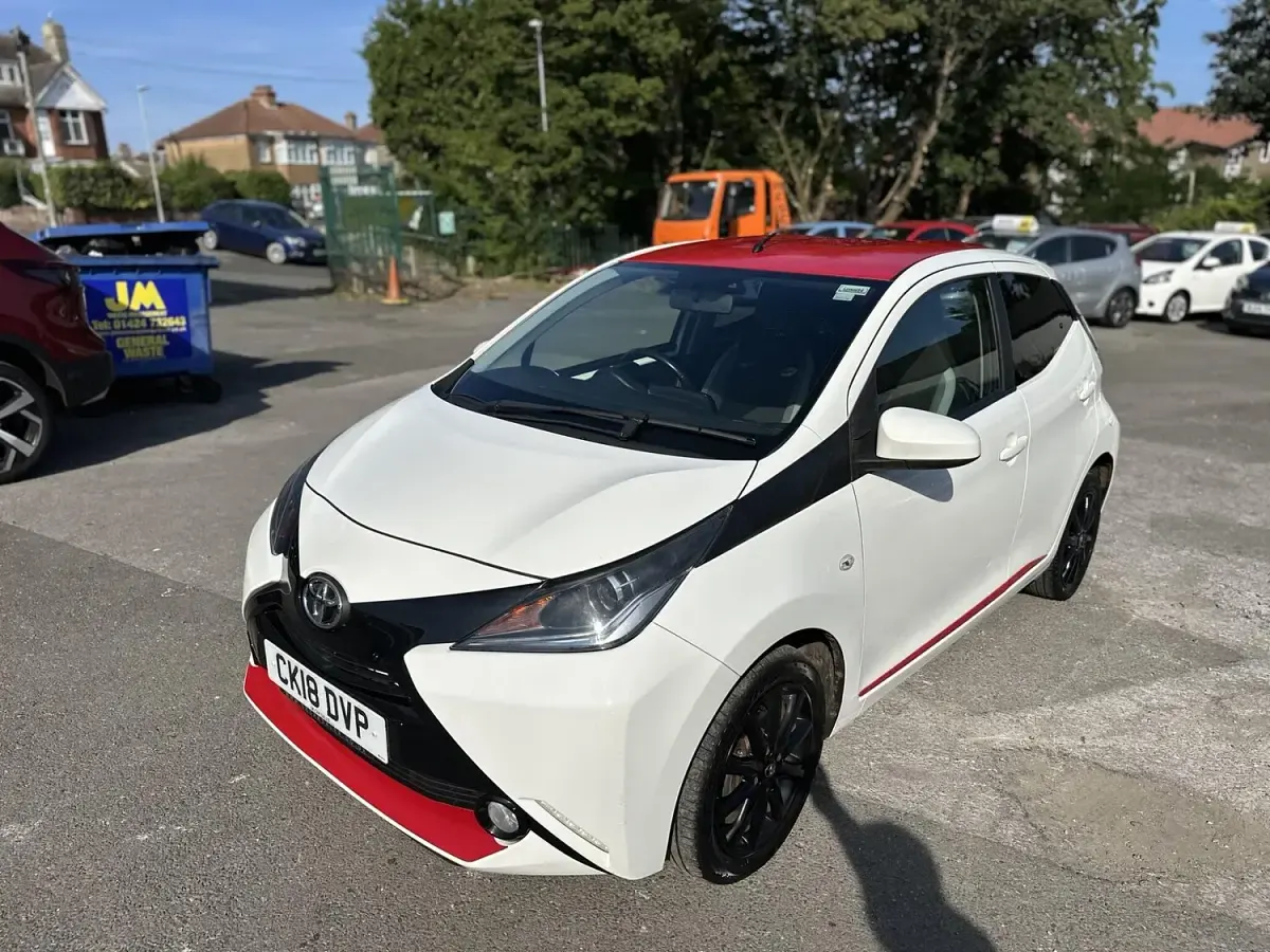 Used Toyota Aygo x-press 68 HP (50 kW) 2018 White Hatchback
