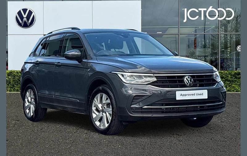 Usado VW Tiguan Life 150 HP (110 kW) 2024 Cinzento SUV