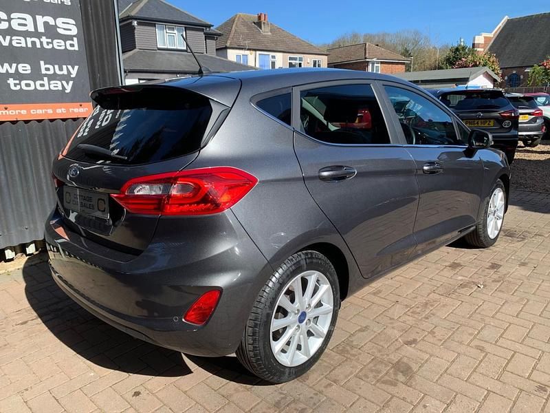 Used Ford Fiesta Titanium 100 HP (73 kW) 2017 Grey Hatchback