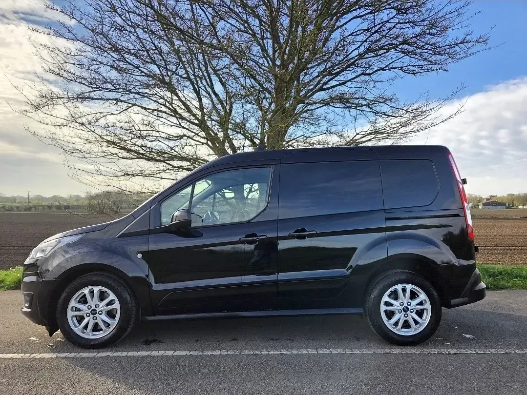 Second-hand Ford Transit Connect Limited 100 CP (73 kW) 2024 Negru Monovolum
