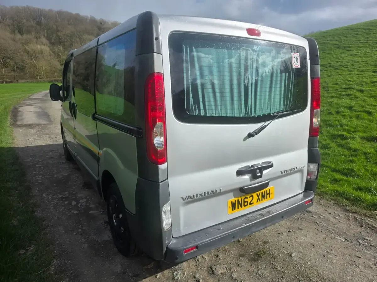 Second-hand Vauxhall Vivaro 90 CP (66 kW) 2012 Argintiu Monovolum