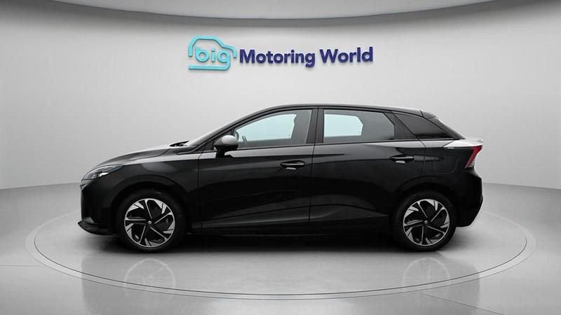 Begagnad MG MG4 EV SE 319 kW (435 HK) 2023 Halvkombi