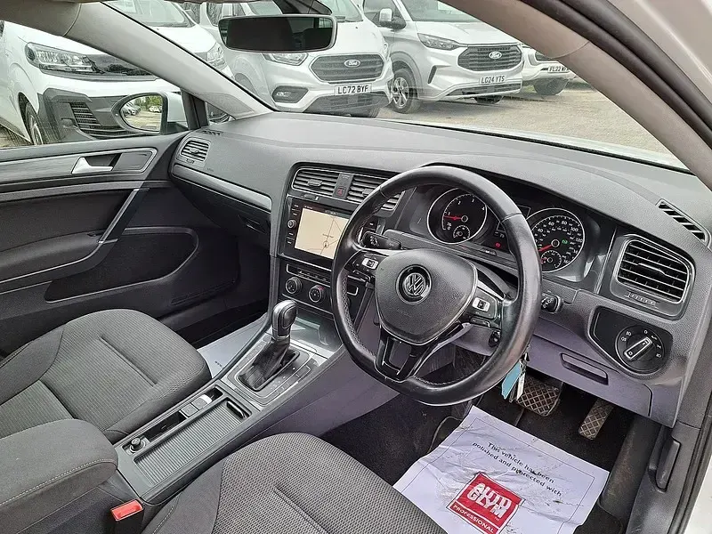 Begagnad VW Golf VII Match 150 HK (110 kW) 2019 Vit Halvkombi