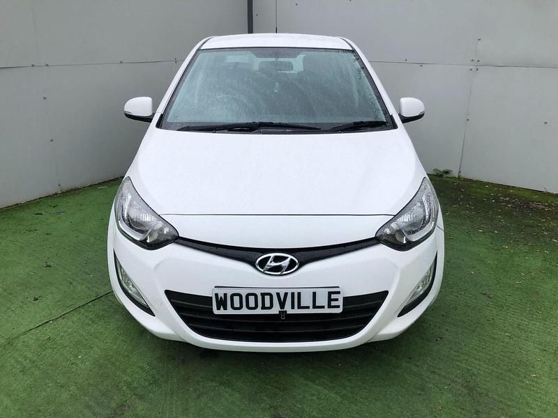 Used Hyundai i20 Active 75 HP (55 kW) 2013 White Hatchback