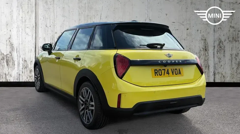 Used Mini Cooper S Hatch 204 HP (150 kW) 2024 Sunny side yellow Hatchback