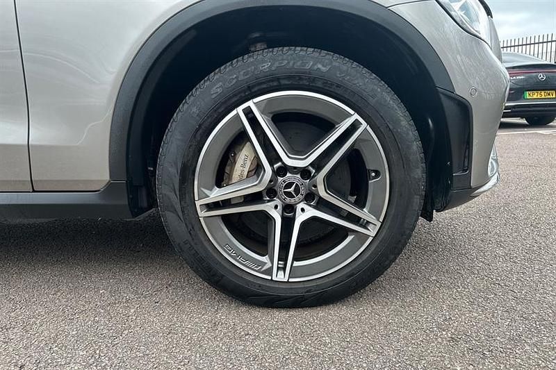 Second-hand Mercedes GLC300e AMG line 320 CP (235 kW) 2022 Argintiu Break