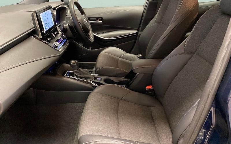 Used Toyota Corolla Design 184 HP (135 kW) 2022 Blue Hatchback