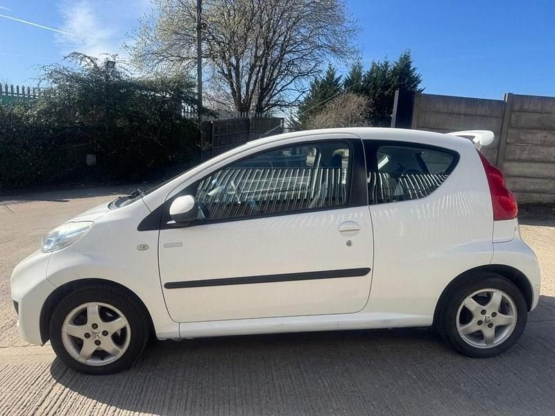 Used Peugeot 107 68 HP (50 kW) 2010 White Hatchback