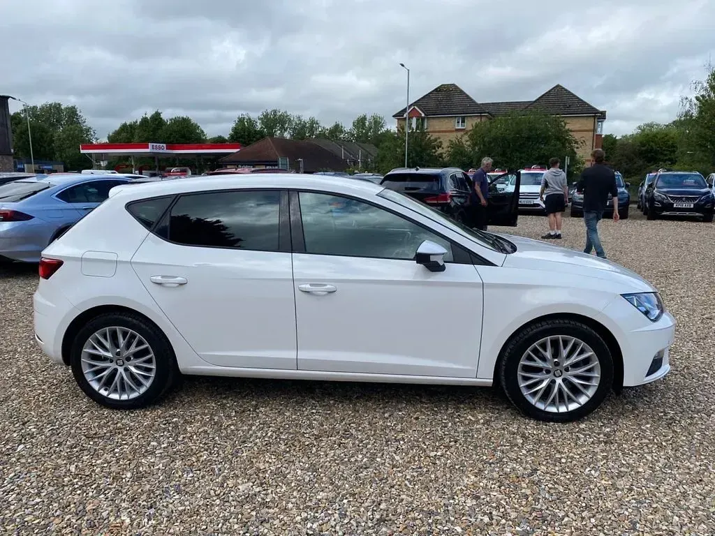 Used Seat Leon SE Dynamic 115 HP (84 kW) 2020 White Hatchback