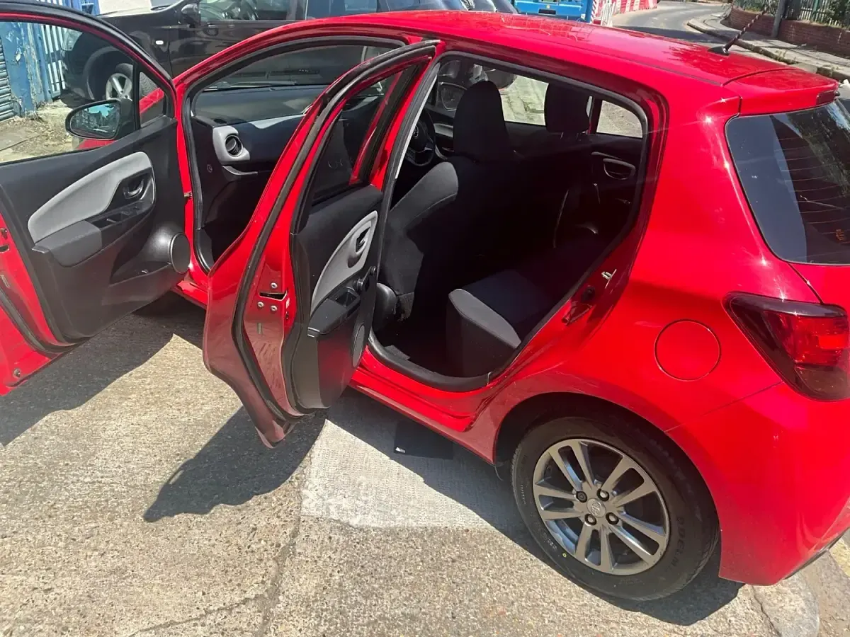 Used Toyota Yaris 99 HP (72 kW) 2015 Red Hatchback