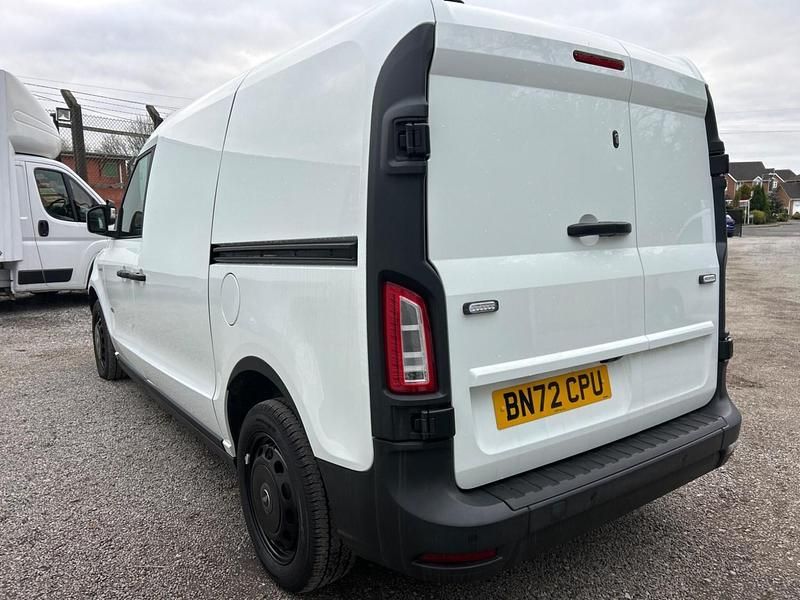 Used LEVC VN5 City 148 HP (108 kW) 2023 White MPV