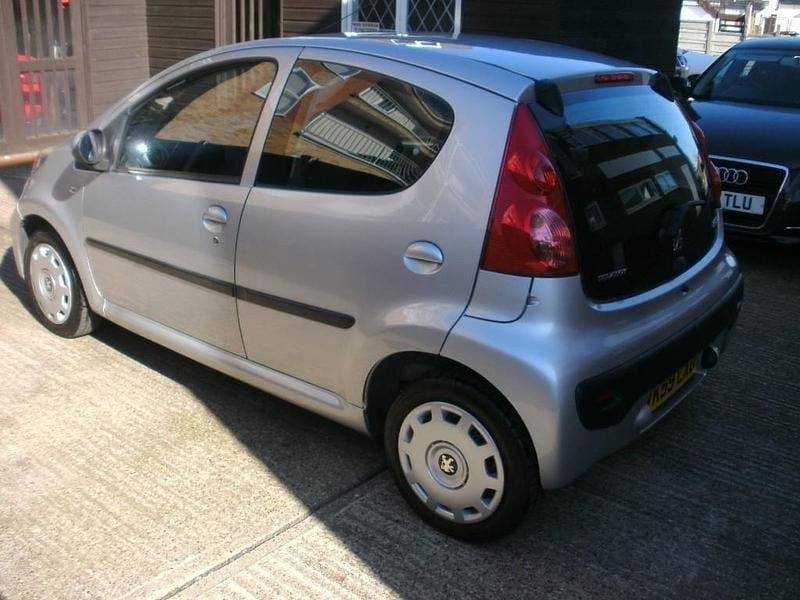 Begagnad Peugeot 107 68 HK (50 kW) 2009 Silver Halvkombi