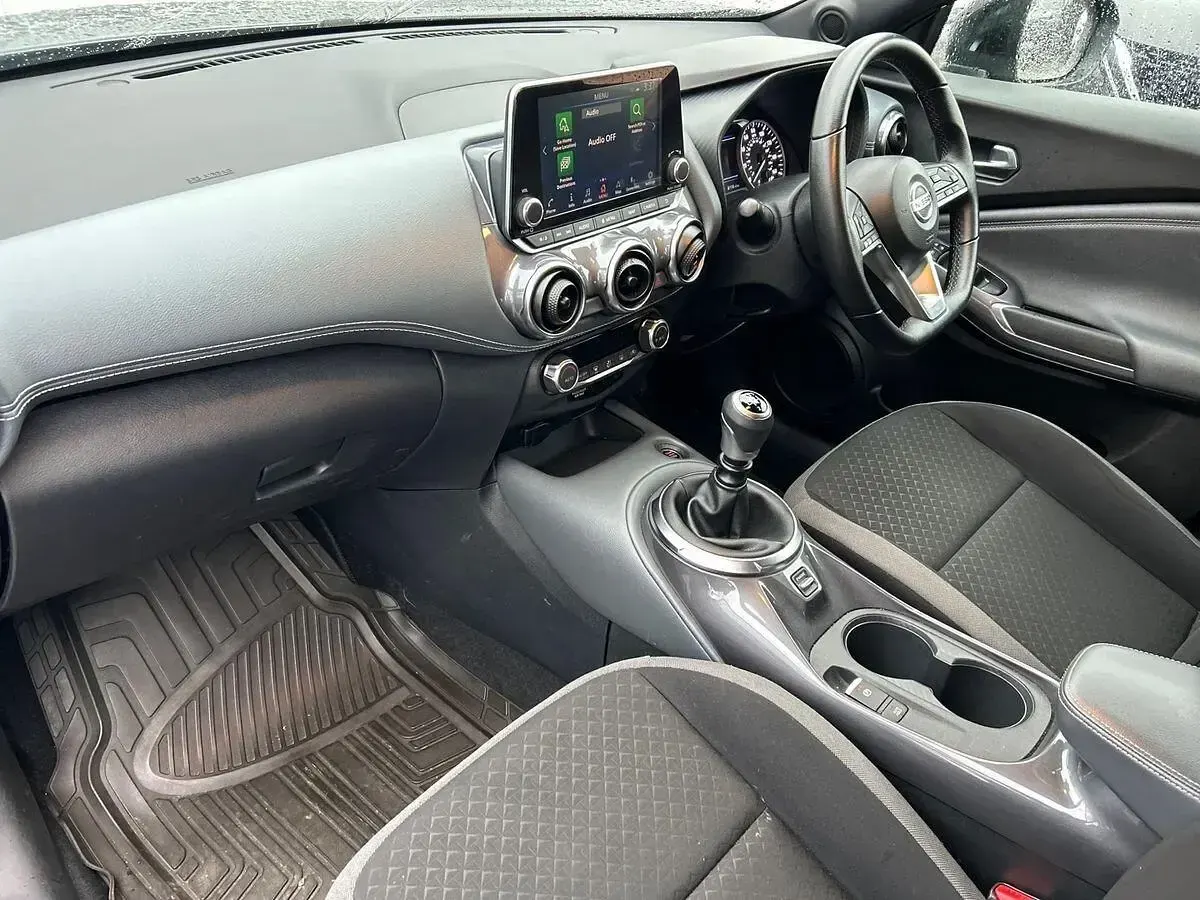 Usado Nissan Juke N-Connecta 114 HP (83 kW) 2022 Cinzento SUV