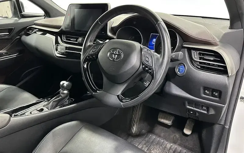 Used Toyota C-HR 122 HP (89 kW) 2019 White SUV