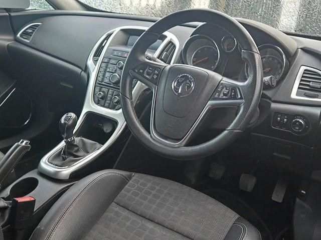 Used Vauxhall Astra GTC SRi 162 HP (119 kW) 2013 Yellow Hatchback