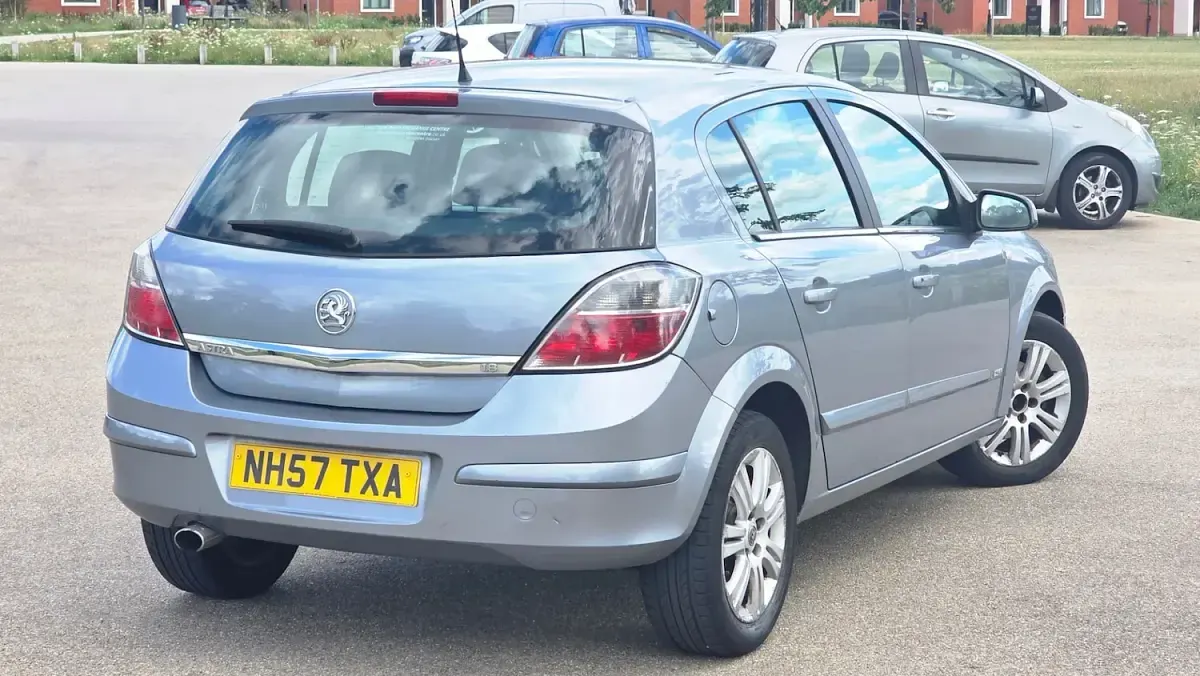 Used Vauxhall Astra Design Edition 138 HP (101 kW) 2008 Silver Hatchback