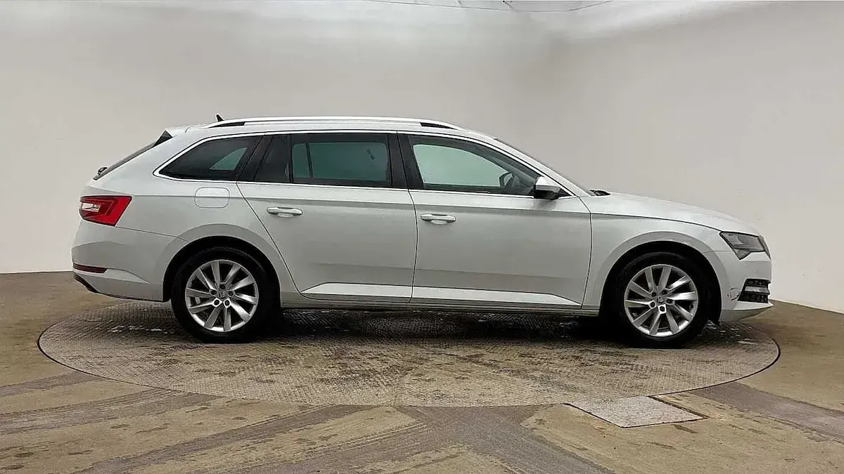 Gebraucht Skoda Superb SE Technology 160 PS (117 kW) 2023 Weiß Kombi
