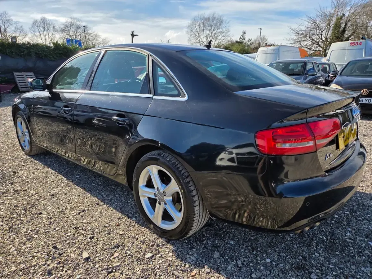 Usado Audi A4 143 CV (105 kW) 2013 Negro Berlina