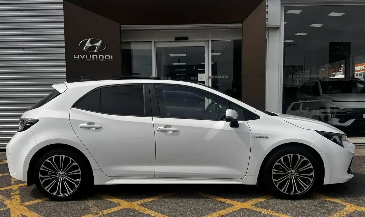 Used Toyota Corolla Design 122 HP (89 kW) 2020 White Hatchback