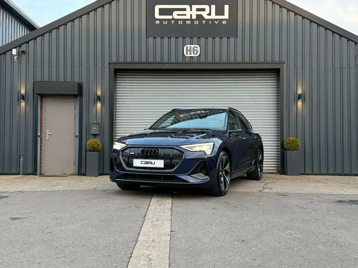 Begagnad Audi e-tron 300 kW (408 HK) 2022 Blå SUV