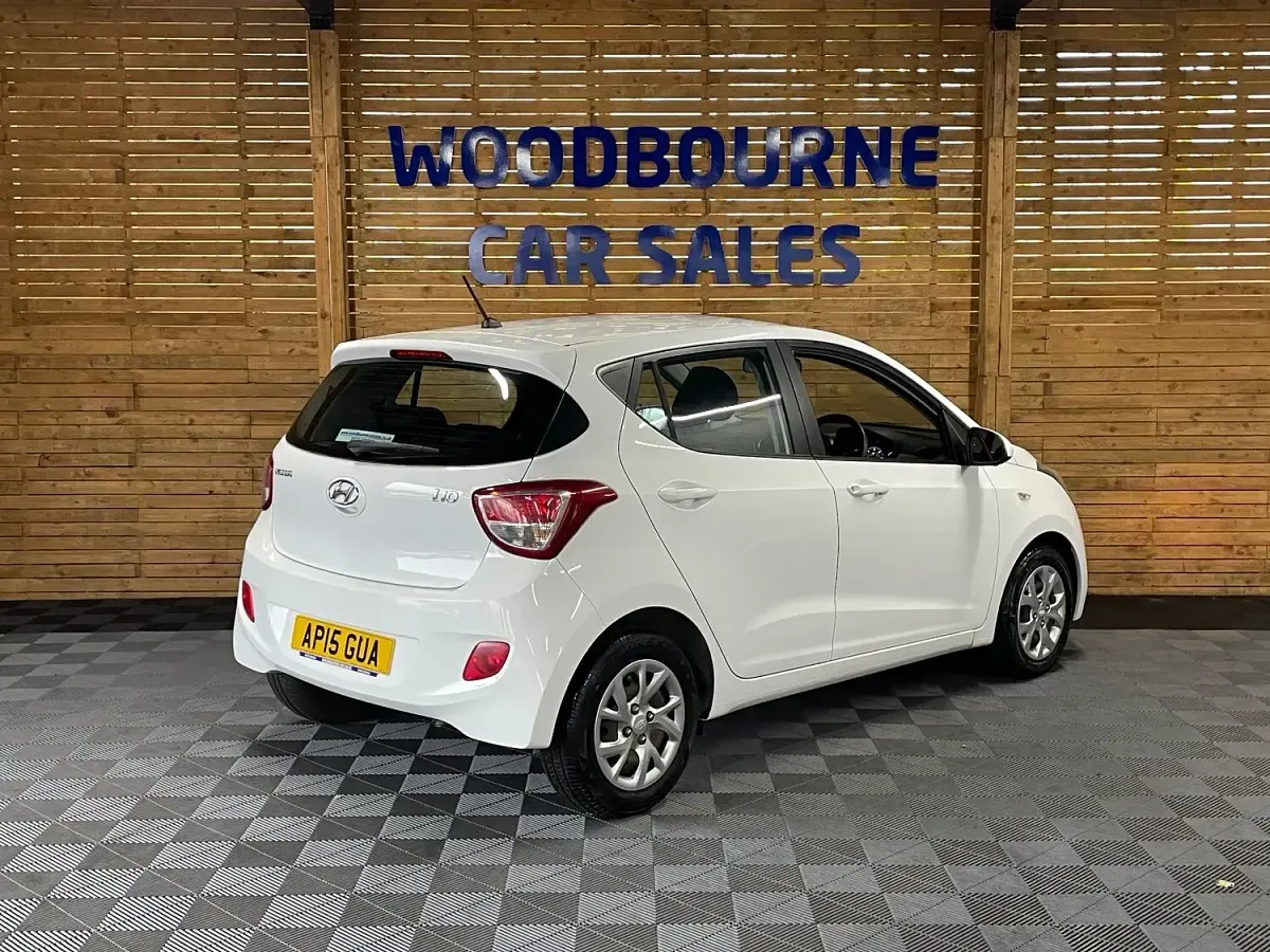Used Hyundai i10 SE 67 HP (49 kW) 2015 White Hatchback