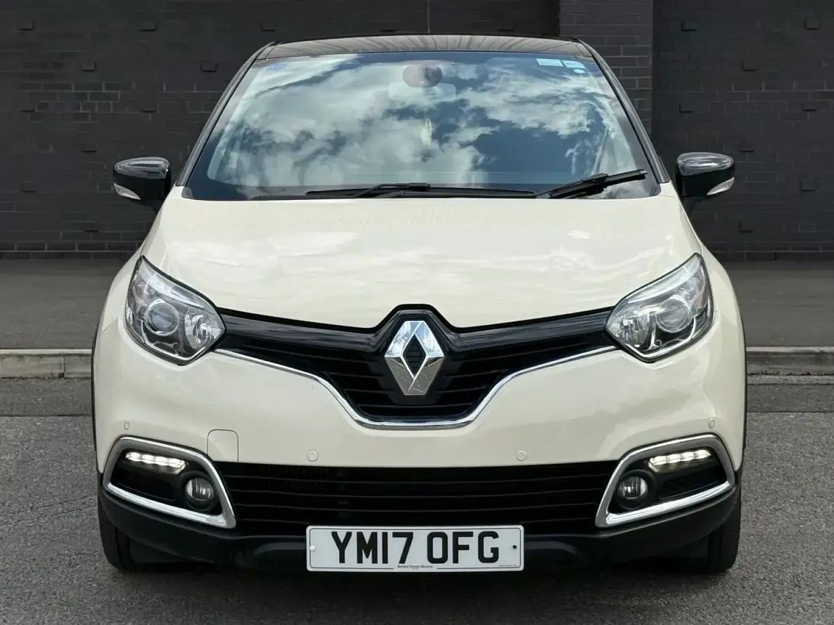 Used Renault Captur Dynamique 90 HP (66 kW) 2017 Cream SUV