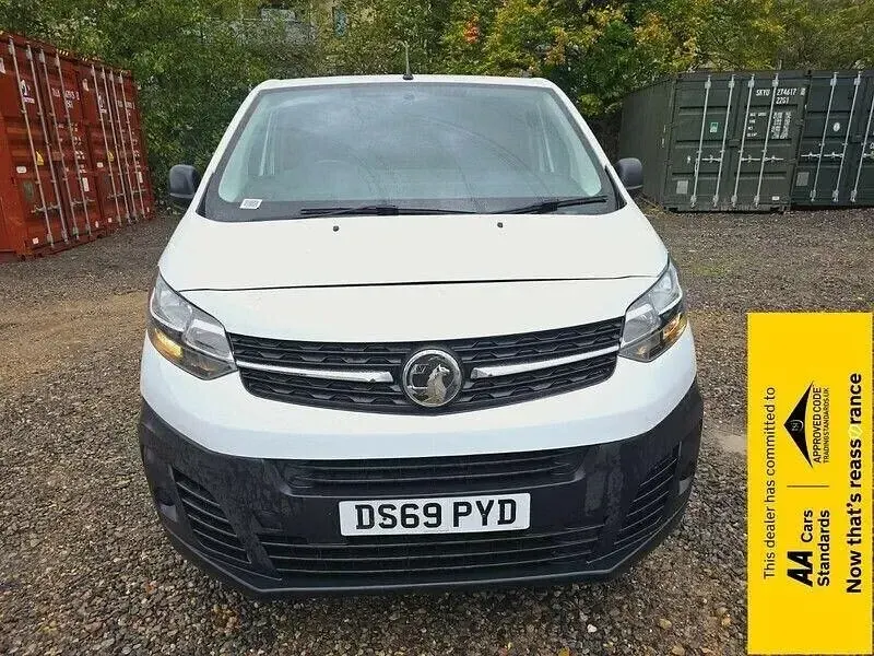 Usado Vauxhall Vivaro Edition 100 HP (73 kW) 2019 Branco Monovolume