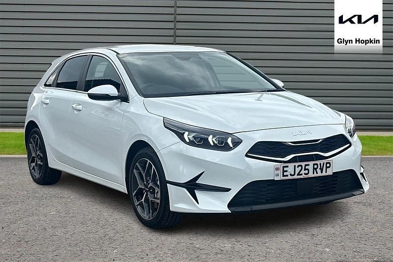 White New 2025 Kia Ceed 3 Hatchback | £23,358 (Good price) - Image 1/4