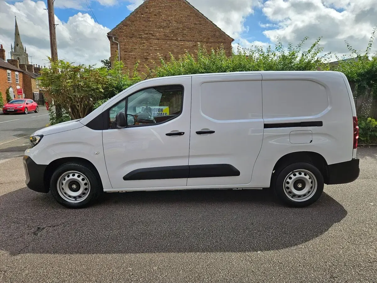 Used Vauxhall Combo S 100 HP (73 kW) 2024 White MPV