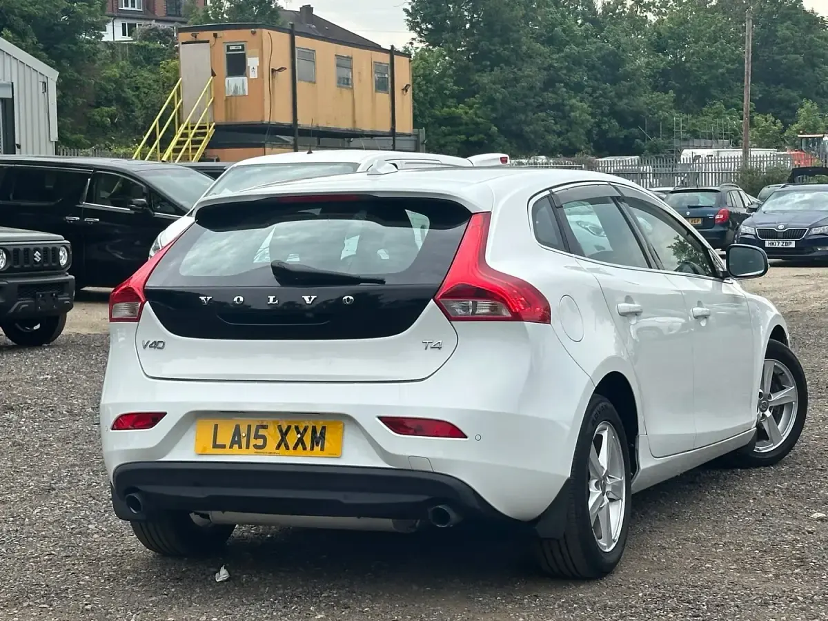Begagnad Volvo V40 SE Lux 180 HK (132 kW) 2015 Vit Halvkombi