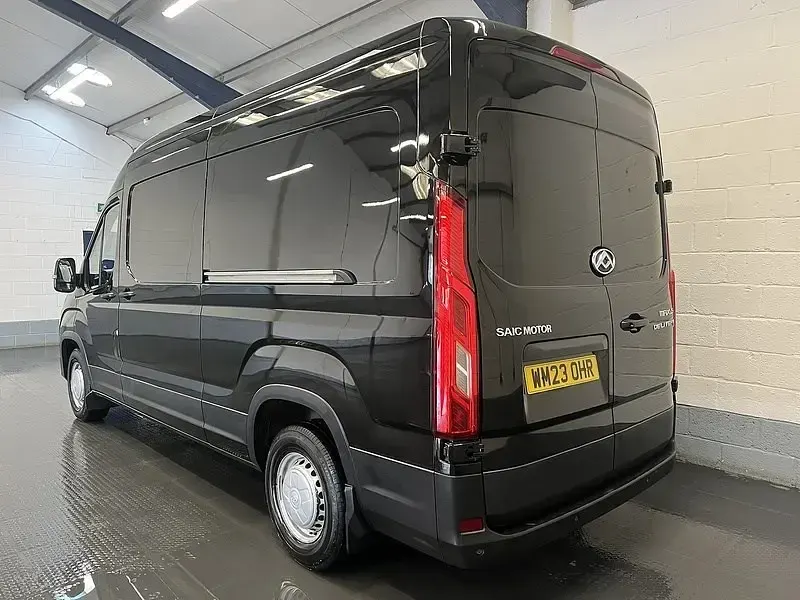 Usado Maxus V90 163 HP (119 kW) 2023 Preto Van