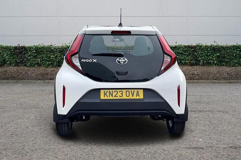 Used Toyota Aygo X PURE 72 HP (52 kW) 2023 White SUV