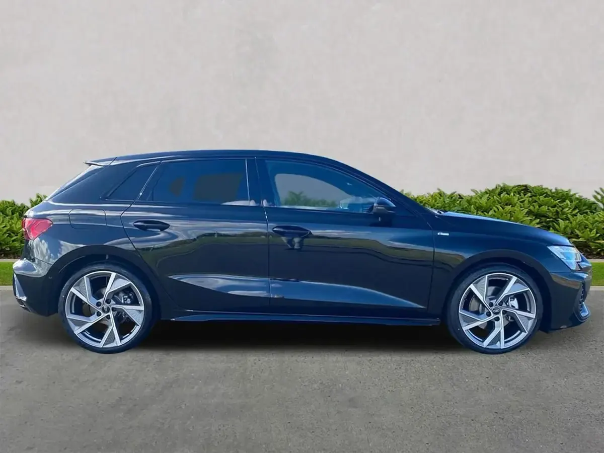 Begagnad Audi A3 Black Edition 204 HK (150 kW) 2025 Svart Halvkombi