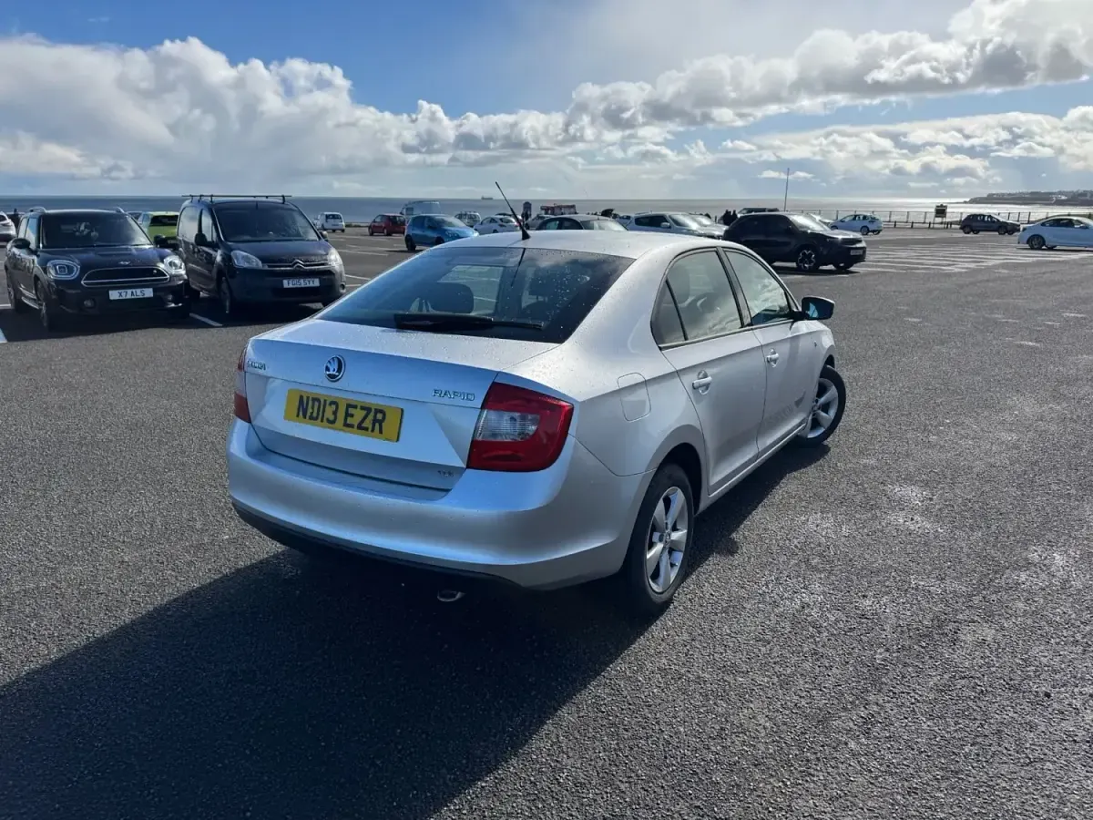Begagnad Skoda Rapid SE 2013 Silver Halvkombi