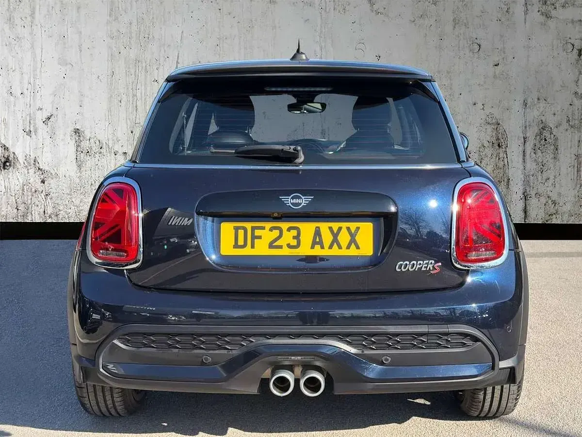 Begagnad Mini Cooper S Exclusive 176 HK (129 kW) 2023 Svart Halvkombi